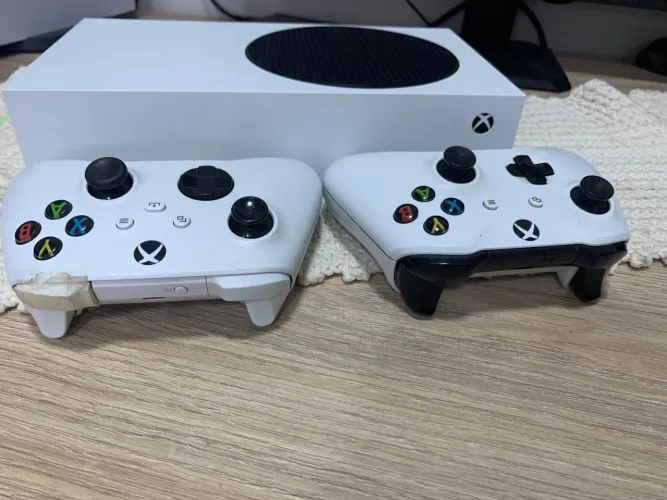 Xbox series s com dois controles