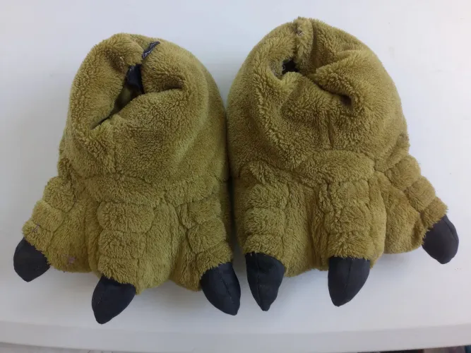 Pantufa de Pelúcia Dinossauro