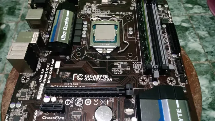 PLACA MÃE GAMER GIGABYTE GA-H87-D3H + PENTIUM G3250 + 4G MEMÓRIA DDR3   DETALHE NO USB