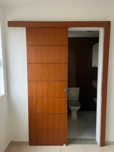Vendo porta de correr em madeira + estrutura