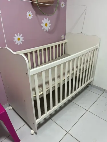 Berço de bebê seminovo