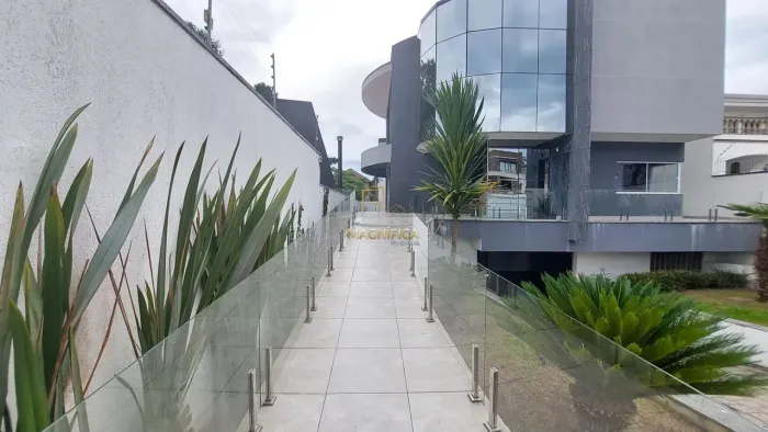 Esta casa é simplesmente magnífica, oferecendo 751 metros quadrados de puro luxo e confort
