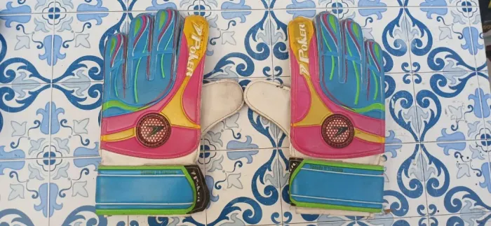 Vendo luvas de goleiro de futebol infantil "P" usadas em bom estado, marca 7POKER