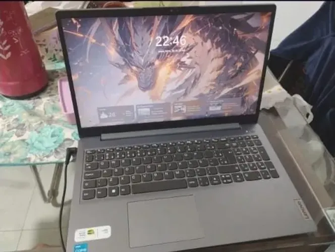Notebook semi novo sem marca de uso