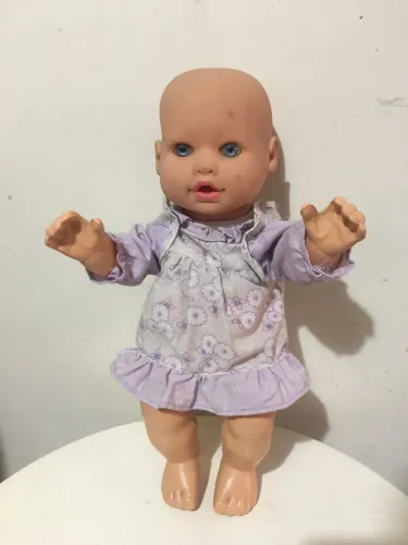 Boneca infantil com olhos azuis tamanho média