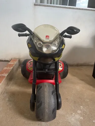 Vende se um triciclo elétrico 