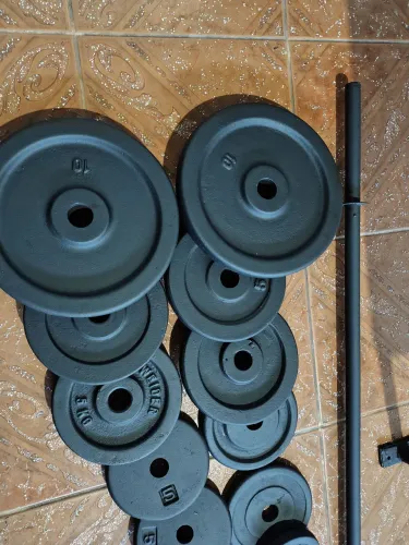 Banco de supino reto + 50kg + 2 barras maciças. $1499,00