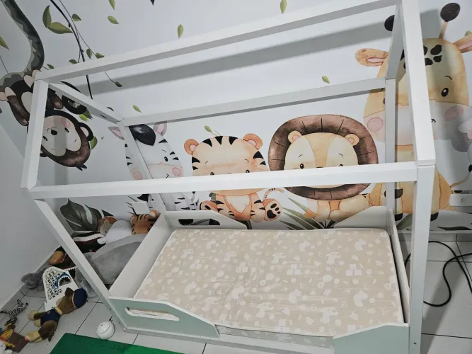Cama montessoriana infantil