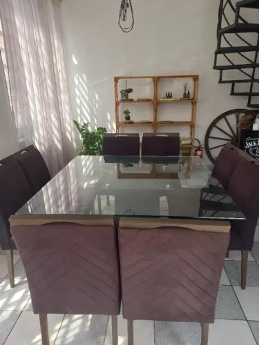 Mesa com pé de madeira, tampo quadrado de vidro e 8 cadeiras