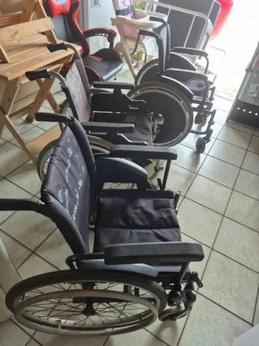 Cadeira de Rodas sem Apoio de Pés