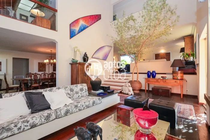 Casa contemporânea de esquina com Arquitetura Comtemporanea, piscinae e 800m² |ZR2