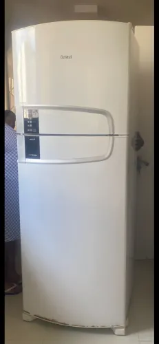 Manu vendo uma geladeira