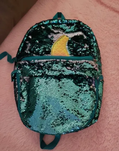 MOCHILA COM BRILHO ( ESCAMAS DE PAÊTES, MUDA DE COR). LINDAE