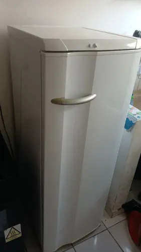 Vende-se geladeira plotada,  funcionando perfeitamente. 