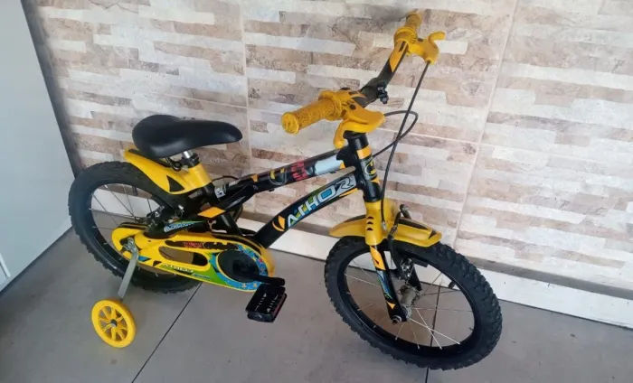 Duas bicicleta Batman seminova aro 16 e 20 lindas