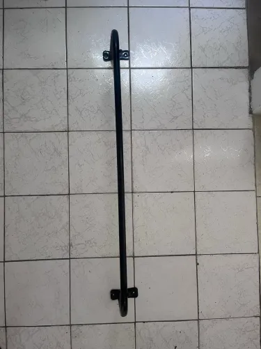 Cabide fixo para roupas.