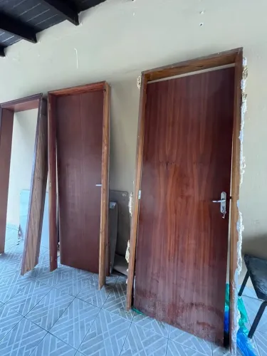 Vendo porta interna de madeira