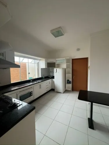 Casa com 3 suítes para alugar, 185m² por R$ 8.500/mês + Taxa Condomínio - Condomínio Royal