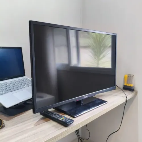 TV Philco 32" com Controle e Base - Perfeito Estado