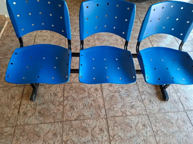 Cadeira tripla em polipropileno azul
