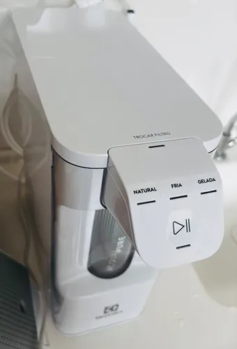 Purificador de Água Electrolux Gelada Fria e Natural PE12B com Painel Touch Branco Bivolt