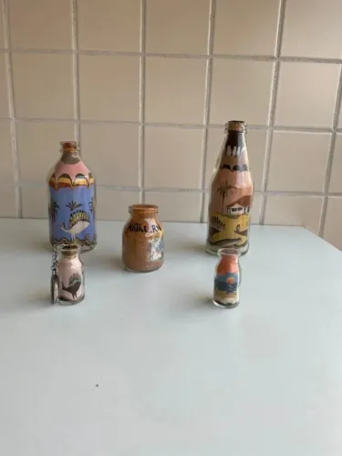 5 Garrafas Com Desenhos Em Areias Coloridas