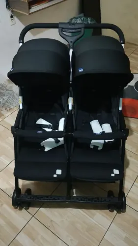 Carrinho de bebê gêmeos