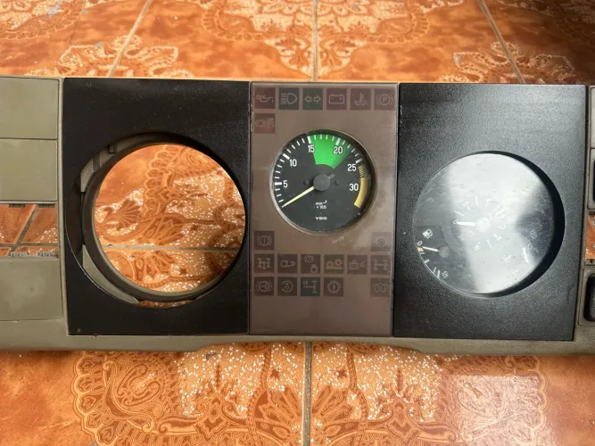 Painel Mercedes 710 ano 2004