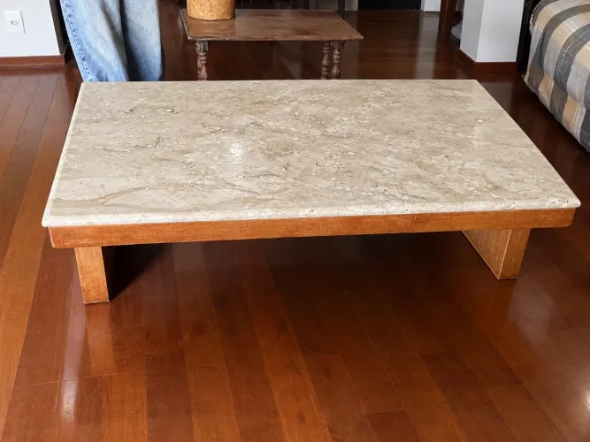 Mesa de Centro com Tampo de Pedra e Base de Madeira