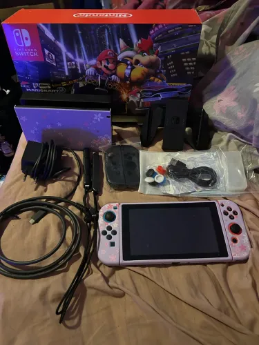 Nintendo Switch 1 praticamente novo e acompanha cartão de memória 