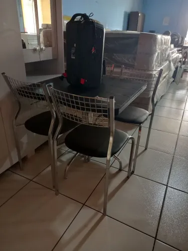 Mesa de 4 cadeiras de segunda mão valor 970 reais