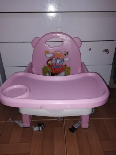 Cadeira de alimentação infantil menina 