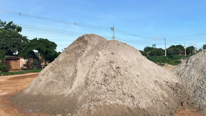 Areia, brita e terra