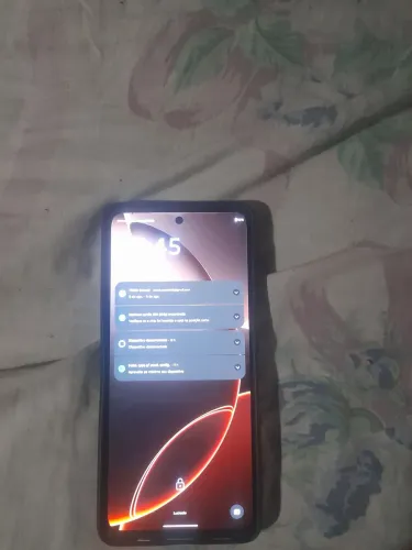 Moto g52 R$800 seminovo só tem um trincadinho do lado da tela