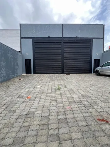 Alugo galpão com telha térmica, moderno, porta automática 300m2.