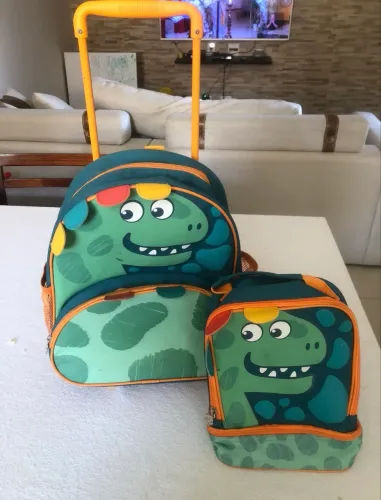 Vendo kit mochila de rodinha escolar e lancheira infantil l, super nova