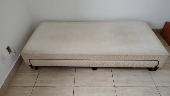 Cama de solteiro com bicama e colchão de molas