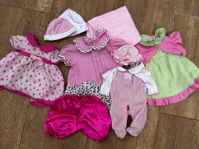 Lote com roupinhas e acessórios para boneca bebê - 10 peças