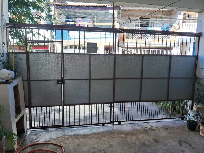 Portão de ferro de correr com porta social portão abre tanto para a direita como esquerda