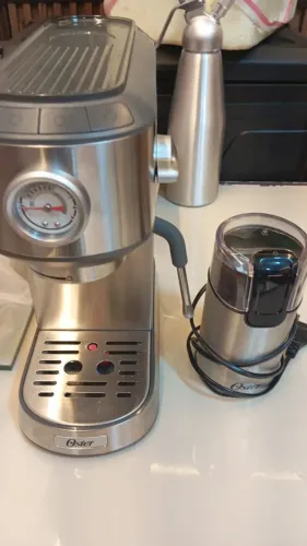 Cafeteira Oster + Moedor (NF Garantia de Fáb. 12 meses)