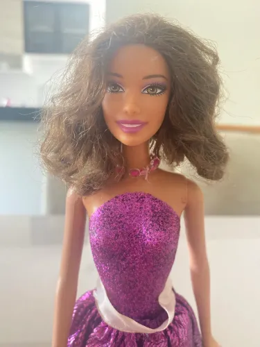 Boneca Barbie original - brilhos roxo