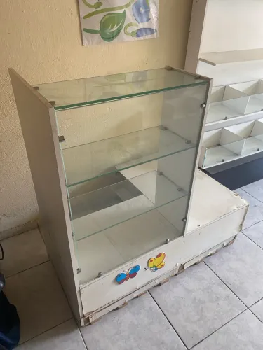 Vendo balcão com prateleira de vidro 