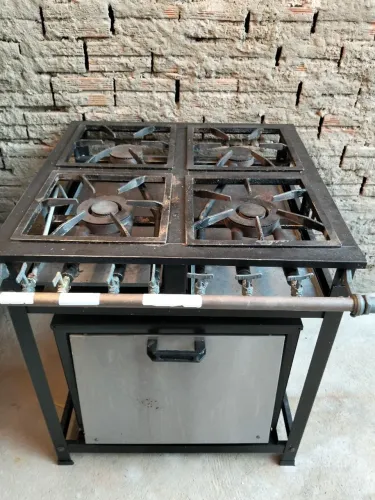 Fogão industrial 4 bocas com forno tudo funcionando.