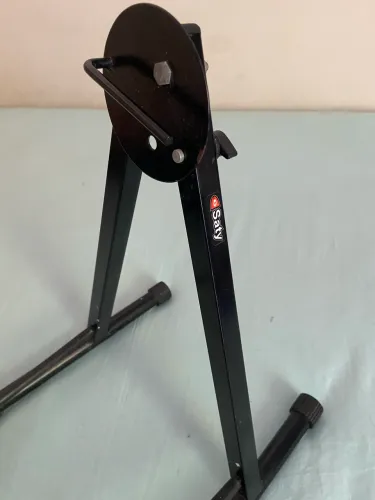 Apoio de chão para violão
