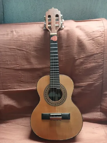 Cavaquinho de luthier de jacaranda, captação dupla