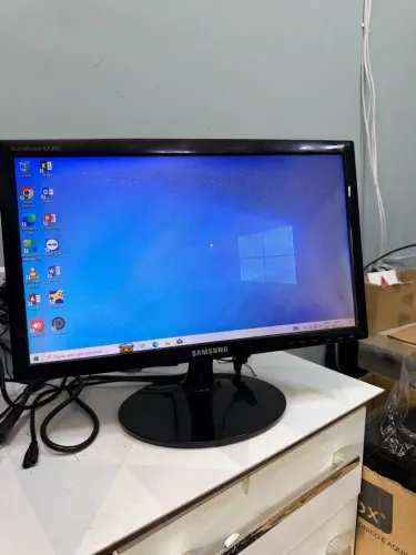 Monitor LED 18.5 Samsung SyncMaster - Barato / Com Manchas na Tela