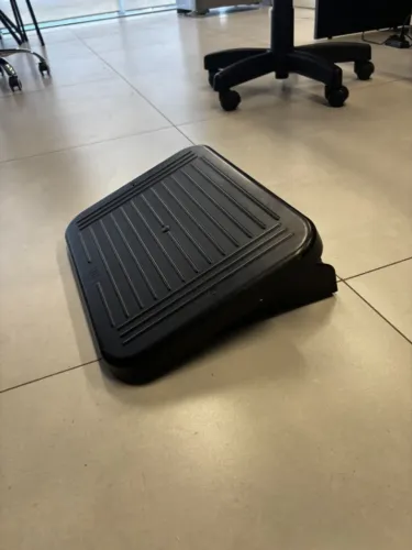 Apoio ergonômico regulável para pés