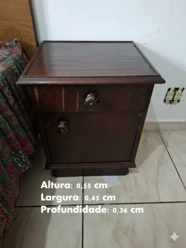 Mesa de Cabeceira Antiga em Madeira Maciça - Estilo Clássico / Vintage