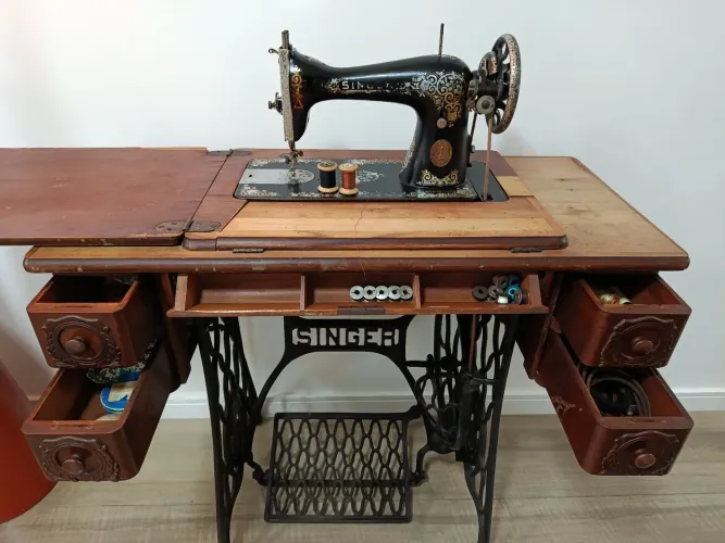 Maquina Pretinha Singer Pe de Ferro