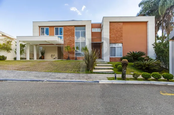 Linda Casa no condomínio Residencial The Garden com 5 suítes, Uberaba, Curitiba - PR.